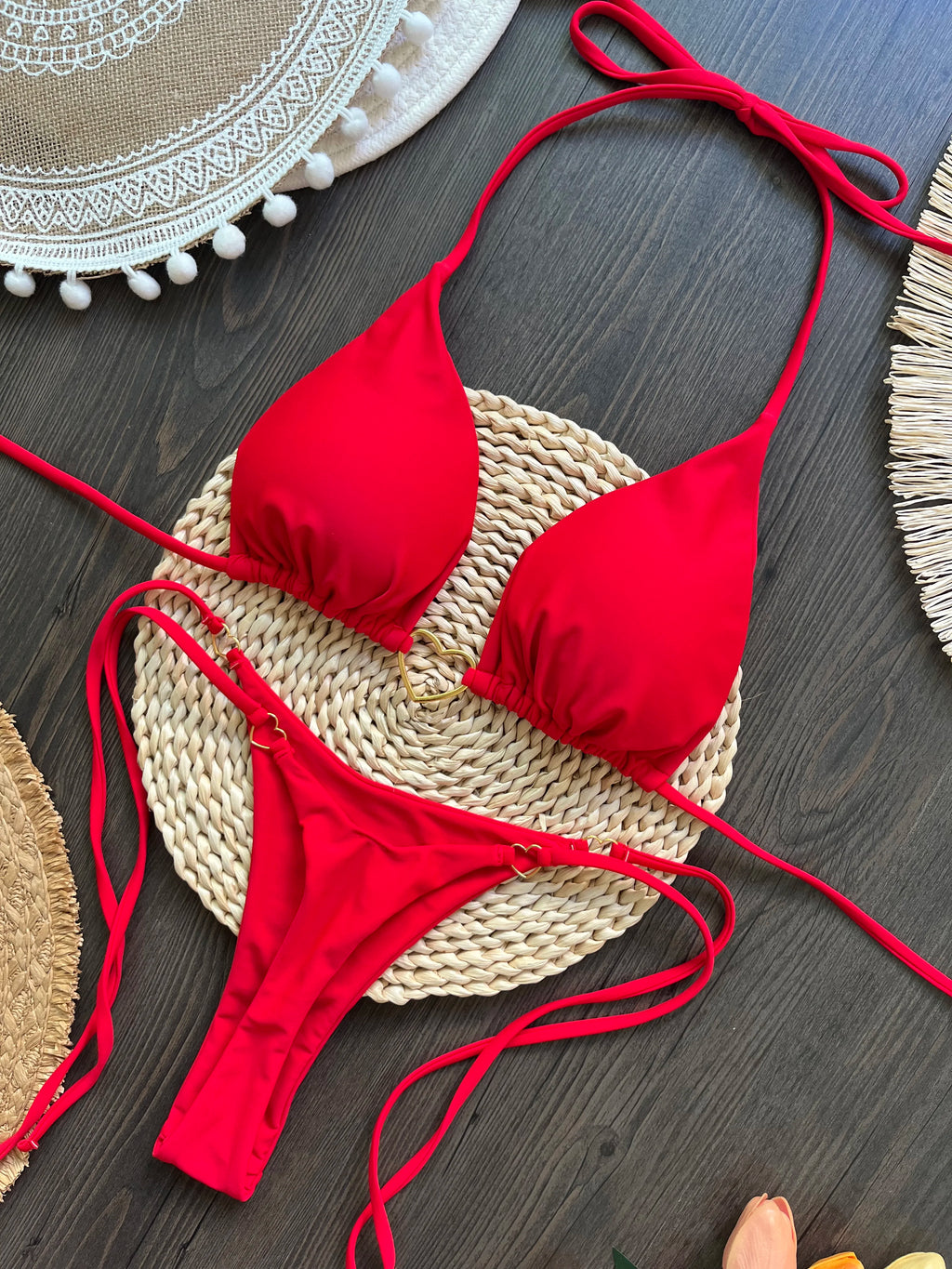 SORAVEA Riviera Heart röd bikini med halterband och guldhjärta