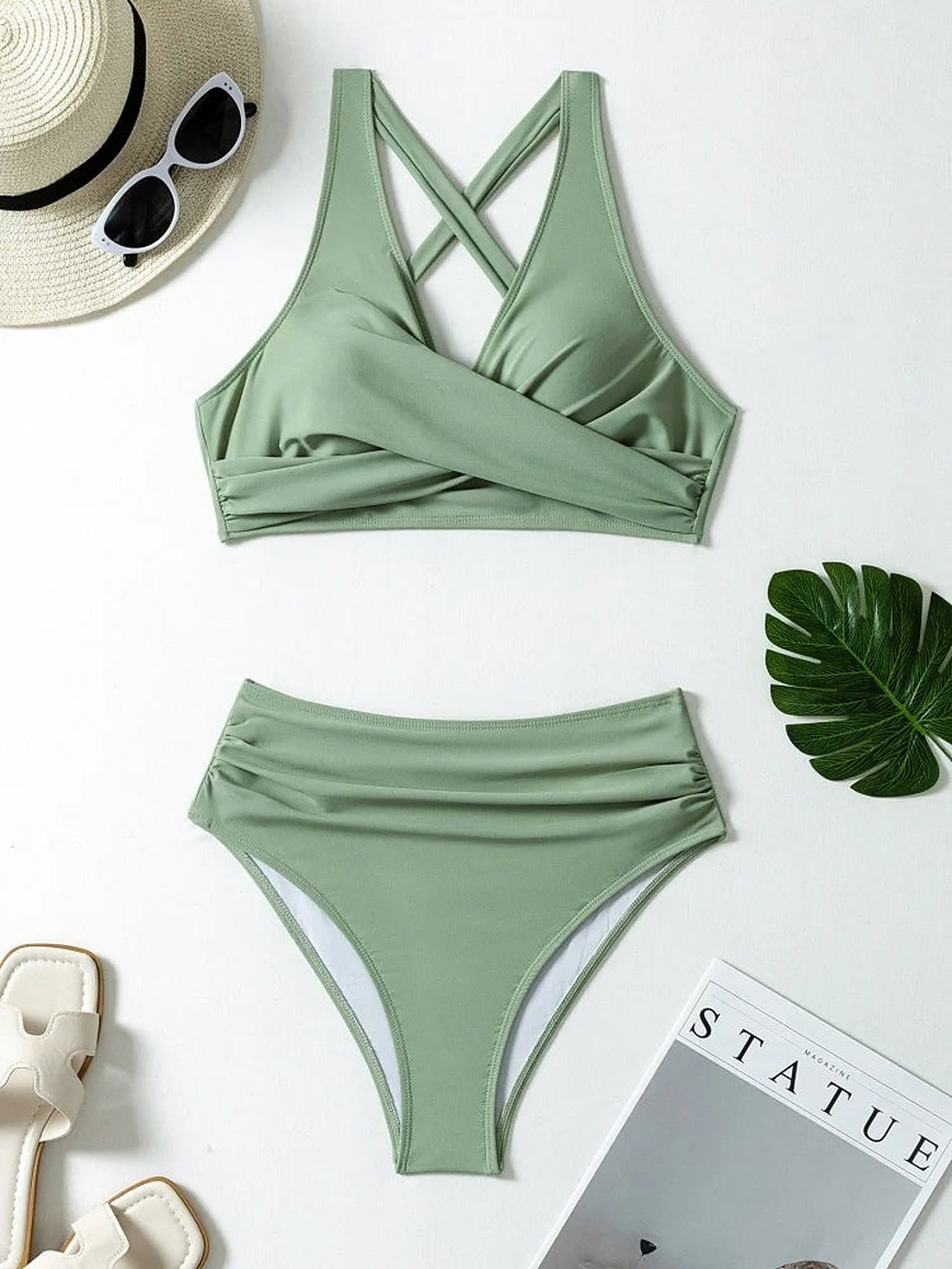 SORAVEA Juni salvigrön korsrygg-bikini flatlay