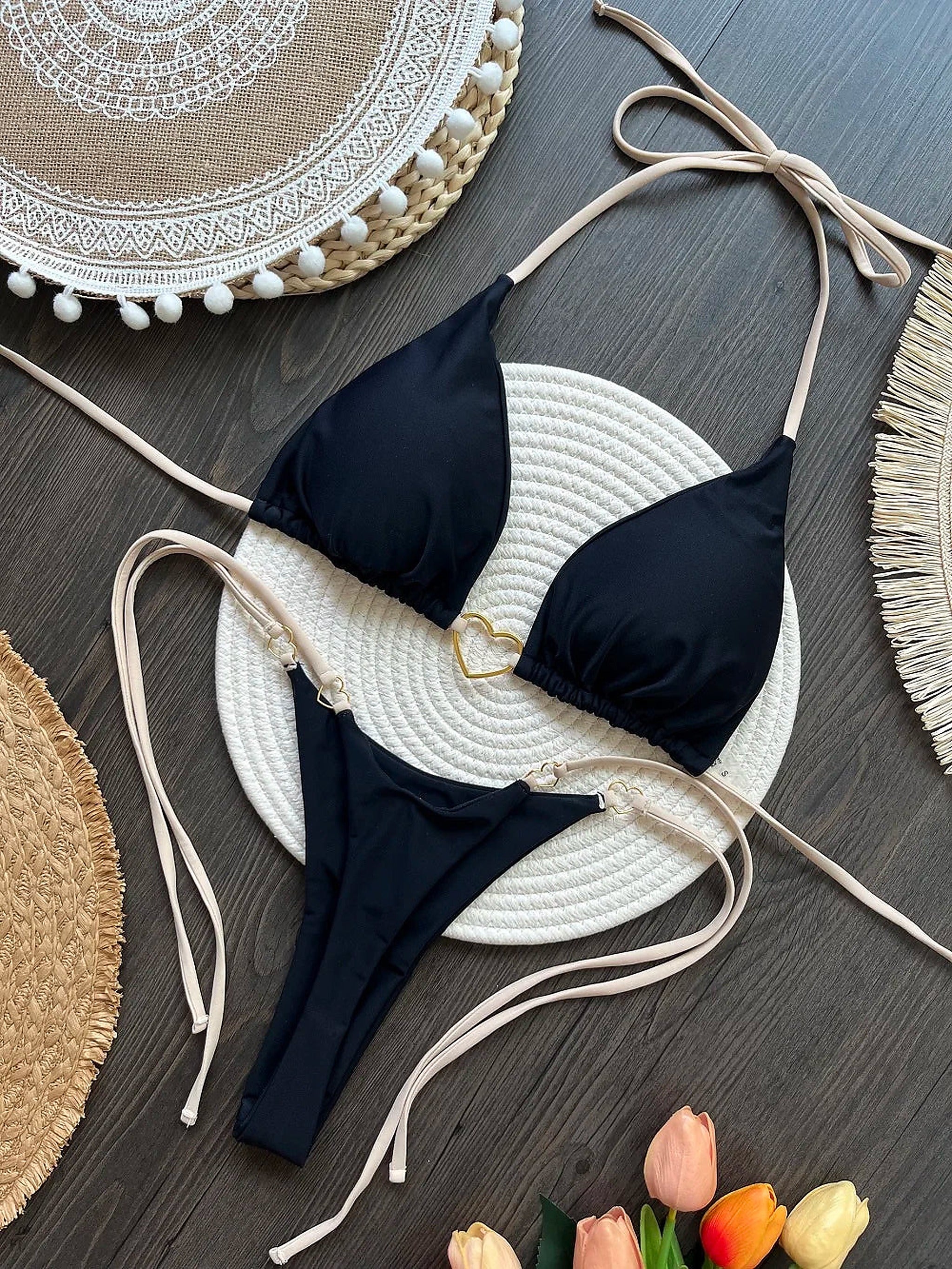 SORAVEA Riviera Heart svart triangelbikini med guldhjärtedetalj