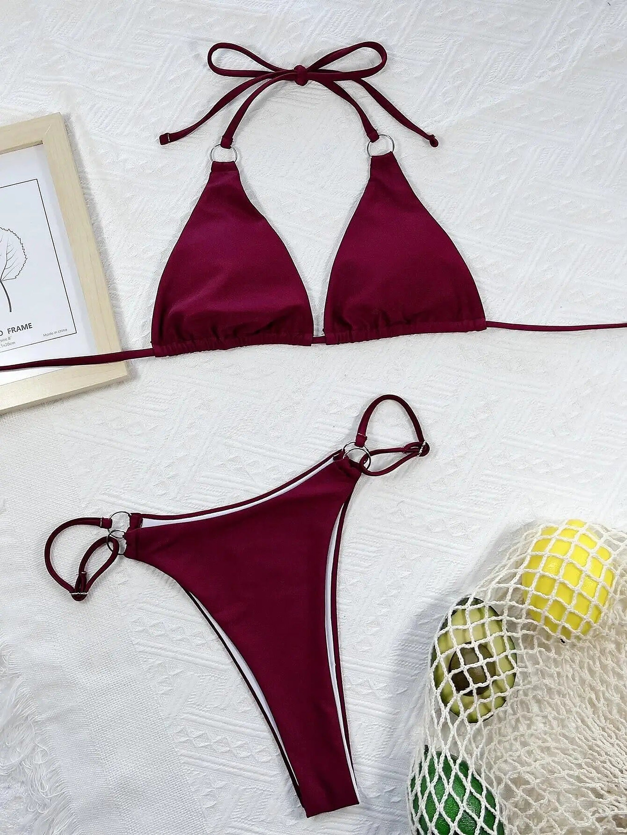 SORAVEA Runa vinröd triangelbikini med silver O-ring flatlay
