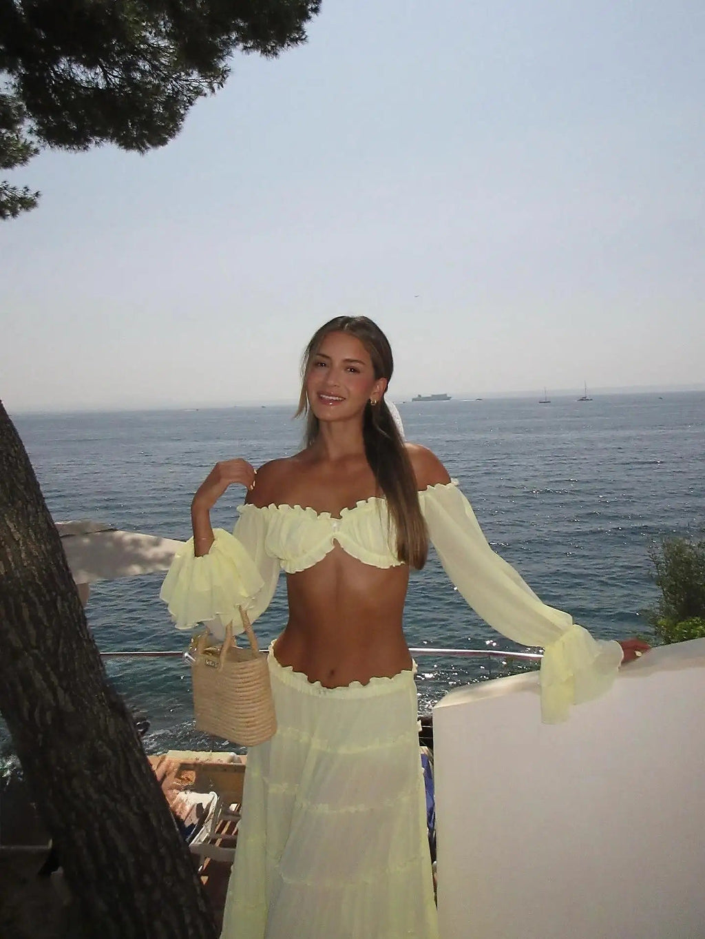 Tindra off-shoulder bikiniset terrass havsutsikt