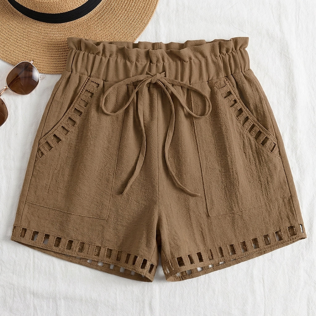 SORAVEA Britt linne-shorts flatlay dragsko stråhatt solglasögon